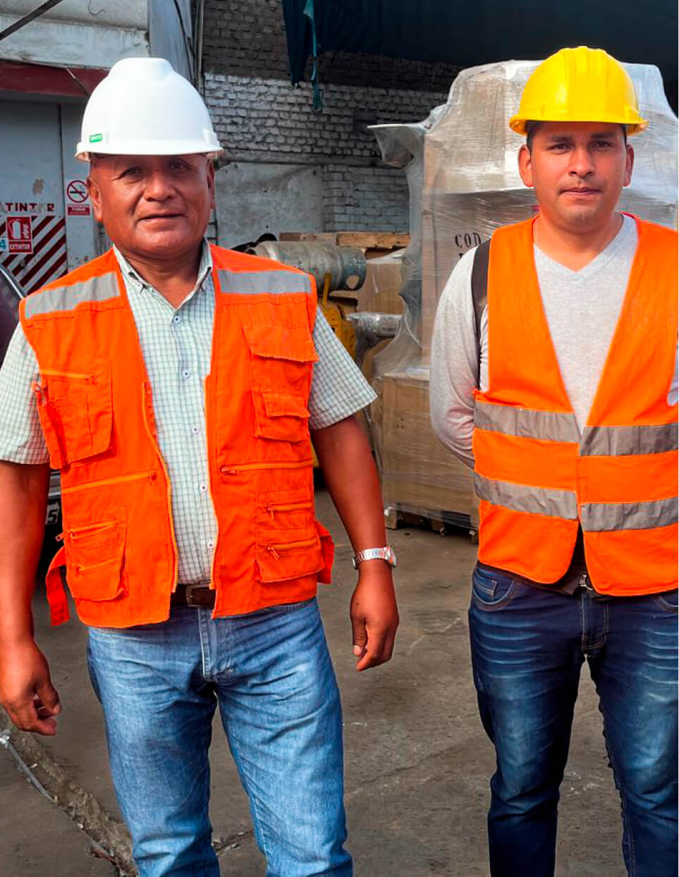 Ingeniero revisando planificación en obra