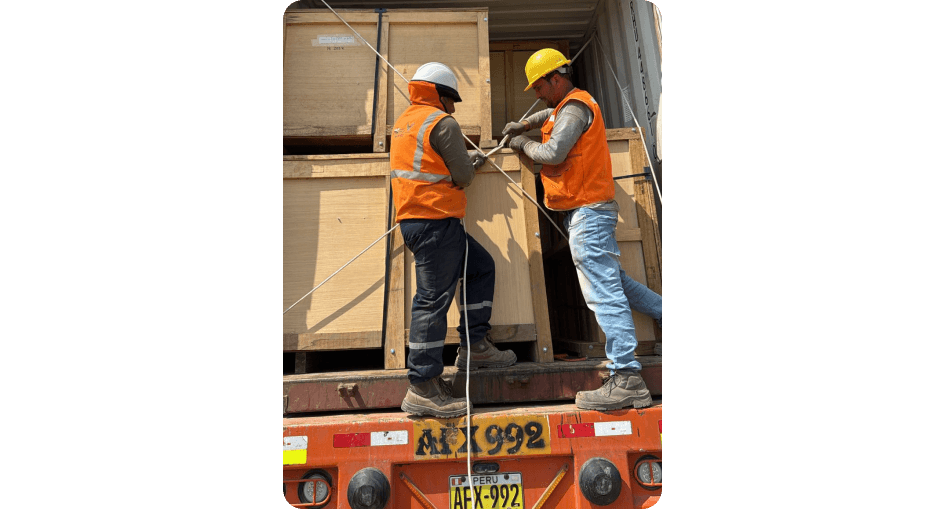 Ingeniero revisando planificación en obra