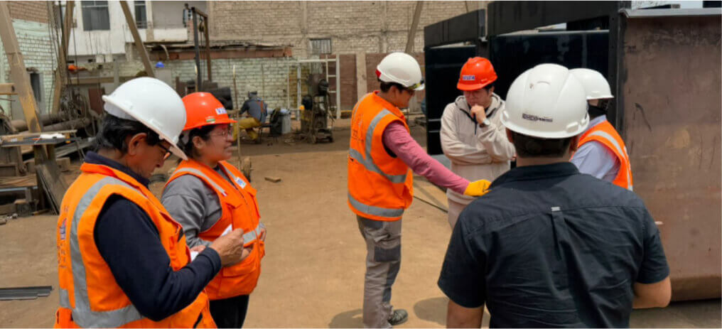 Ingeniero revisando planificación en obra
